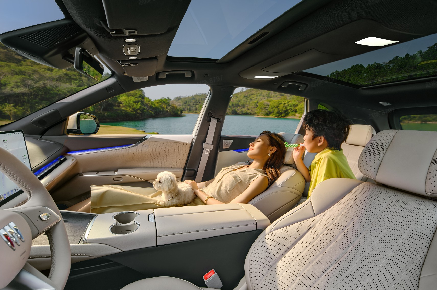 别克至境 E7 全系标配伊姆斯零重力躺椅与一键成床功能.jpg