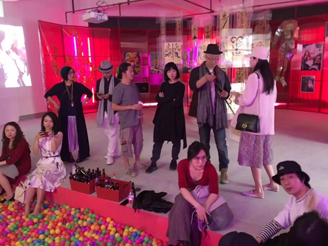 很多观展者在独立单元“贪生艺术季”中停下脚 步.jpg