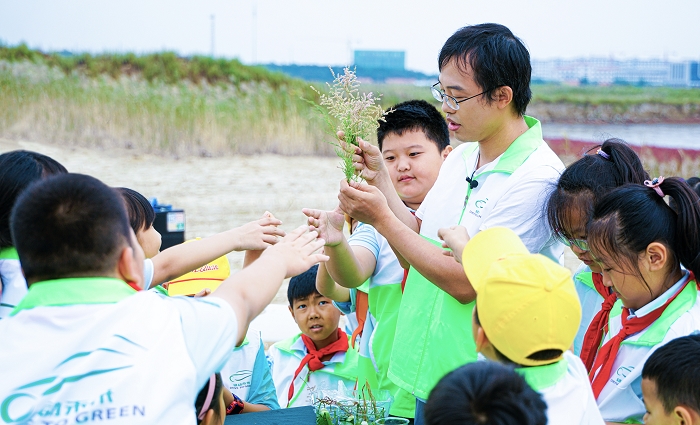 4-小朋友们在盐生植物科普微课堂上积极互动.jpg