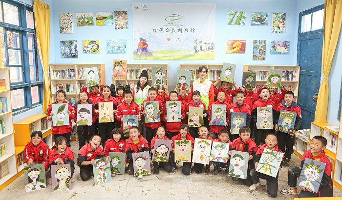8-城乡儿童的环保画作将图书馆装点得温馨美丽.jpg