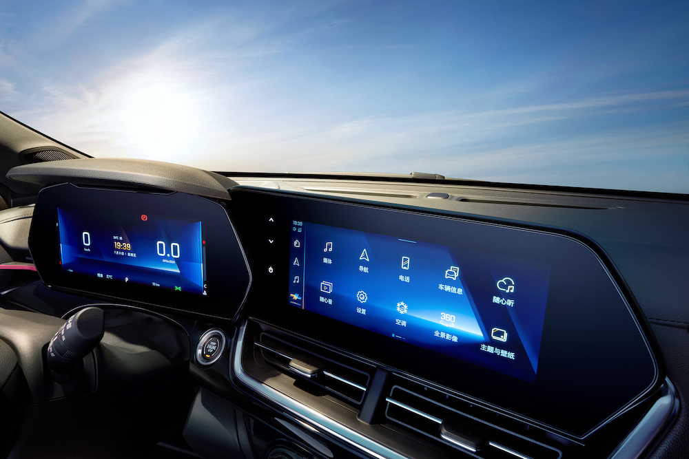 5-Seeker配备同级车型独有的悬浮式双10.25吋渐层智慧屏，搭载全新小雪OS智能车联系统.jpg