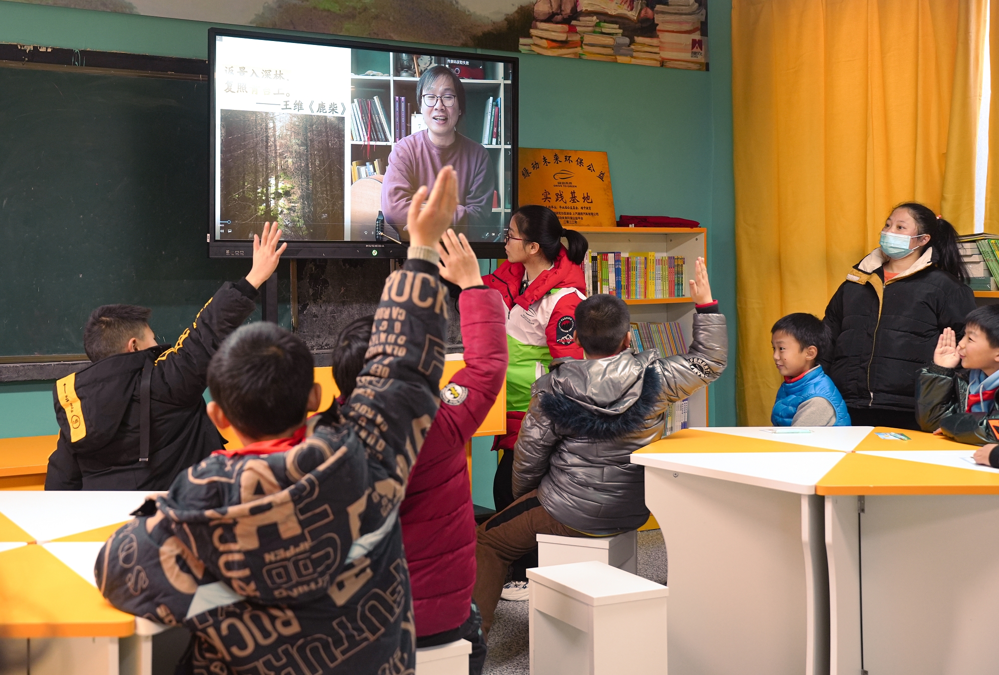 6-诗性教育践行者梁俊的古诗唱识公益课带给孩子们新颖的读书体验.jpg